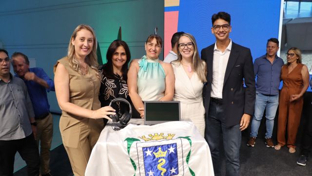 Escolas municipais de Cascavel são destaques e recebem kits tecnológicos do Prêmio Alfabetiza Juntos