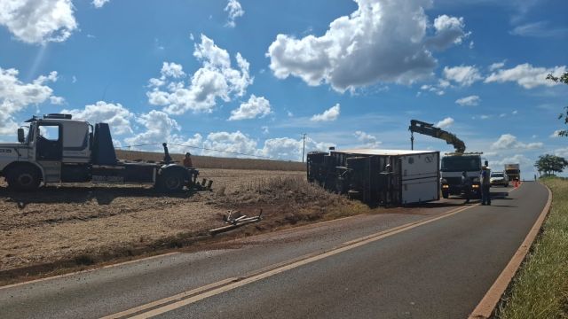 Caminhão de Cascavel sai da pista na PR-590 em Matelândia e deixa dois feridos leves