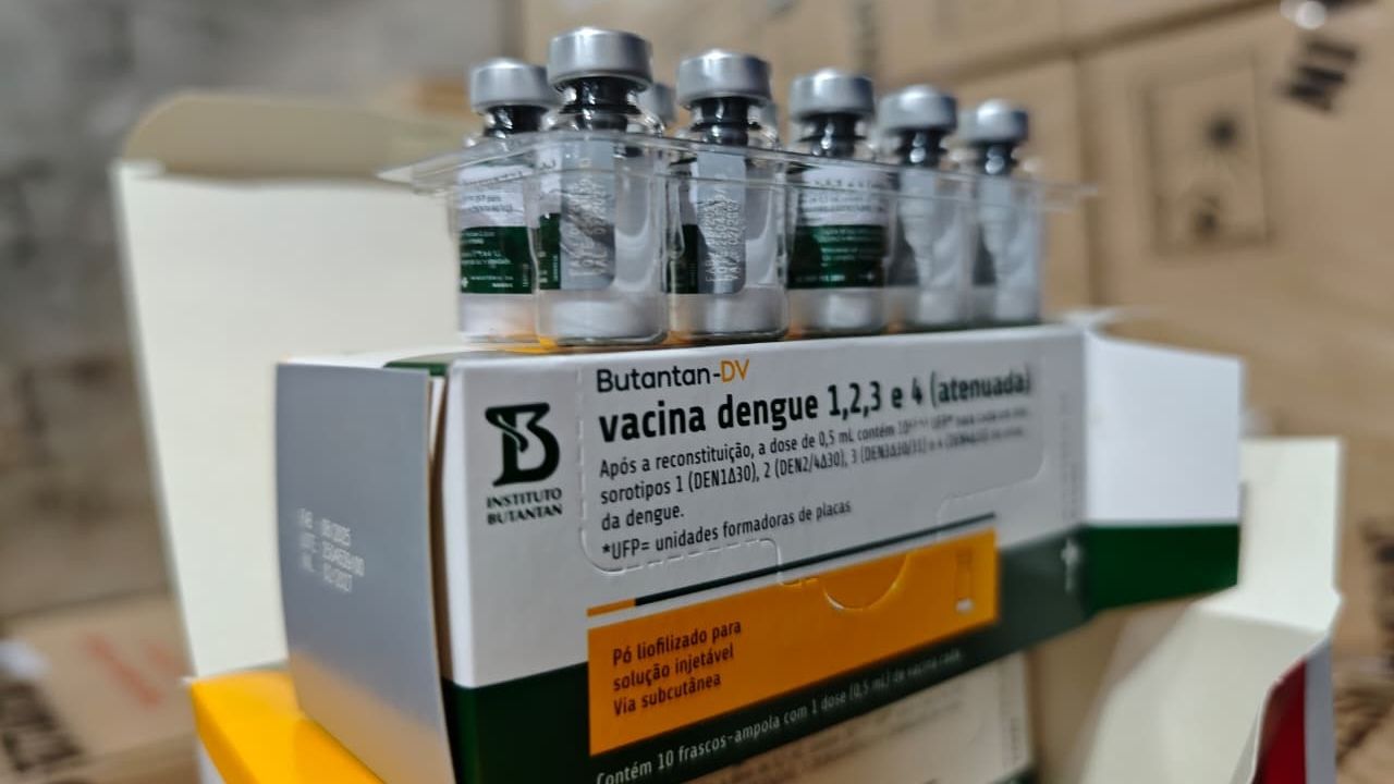 Paraná inicia entrega de vacinas contra dengue e amplia proteção de profissionais de saúde