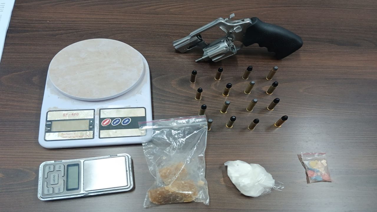 Mandado termina em prisão e arsenal escondido: polícia encontra drogas e revólver no Bairro Interlagos