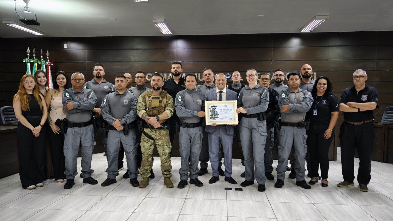 Câmara de Cascavel prestigia policiais penais com entrega de Voto de Louvor e Congratulações