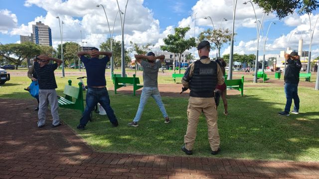 Suspeito tenta descartar droga, mas Cavalaria da PM flagra tráfico e prende homem em plena Praça da Bíblia