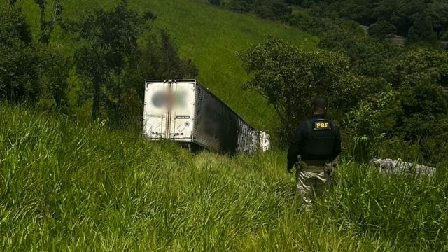 Caminhão sai da pista, pega fogo e motorista morre na BR-376 em Ortigueira