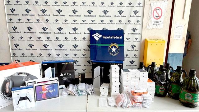 Imagem referente a notícia: Receita Federal apreende meio milhão de reais em iPhones na BR-277 em Cascavel