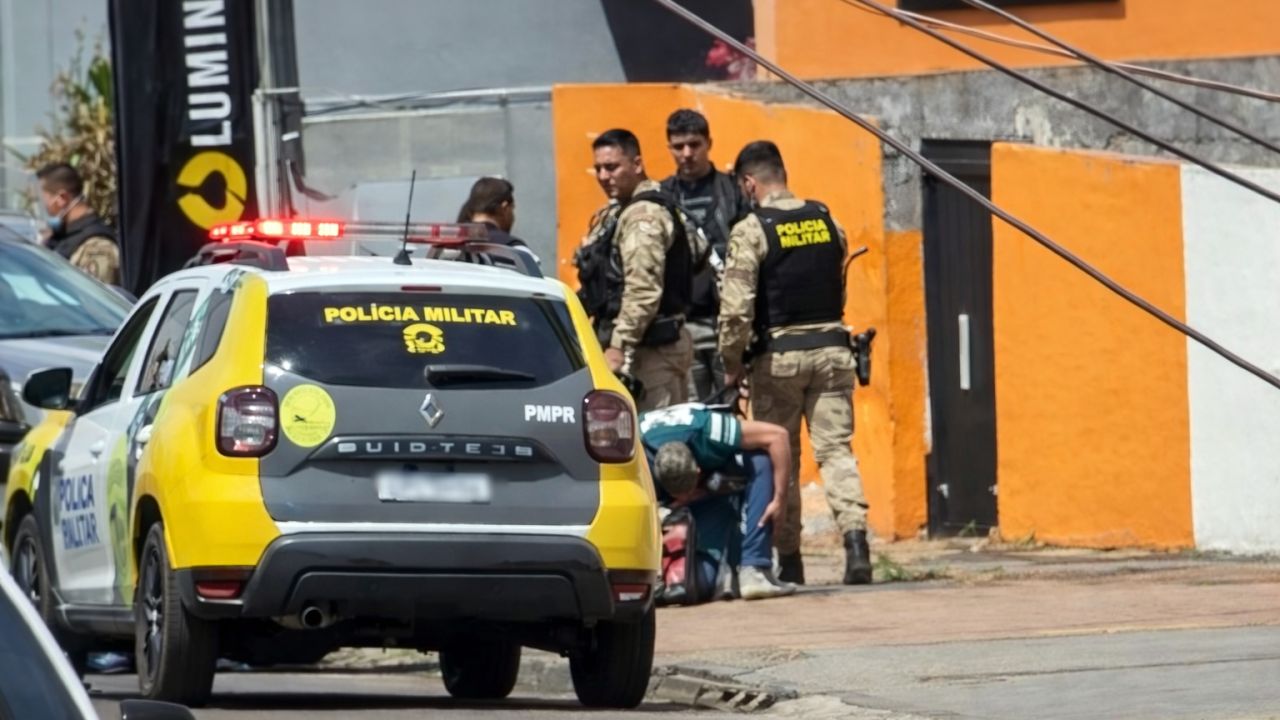 Homem é preso após tiros no Núcleo Industrial de Cascavel; mulher é baleada no rosto durante discussão