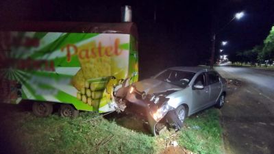 Imagem referente a notícia: Motorista foge após colisão na Av. Brasil e carro é apreendido pela PM