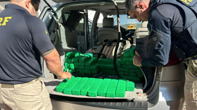 PRF apreende SUV "recheado" de maconha no Oeste do Paraná