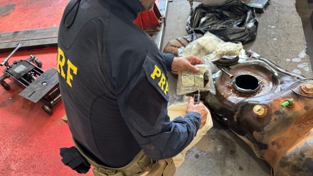 PRF apreende haxixe e skunk ocultos em tanque de combustível na BR-487, no oeste do Paraná
