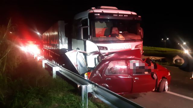Imagem referente a notícia: Tragédia na BR-376: colisão entre carros e caminhões termina com morte de motorista em Ponta Grossa