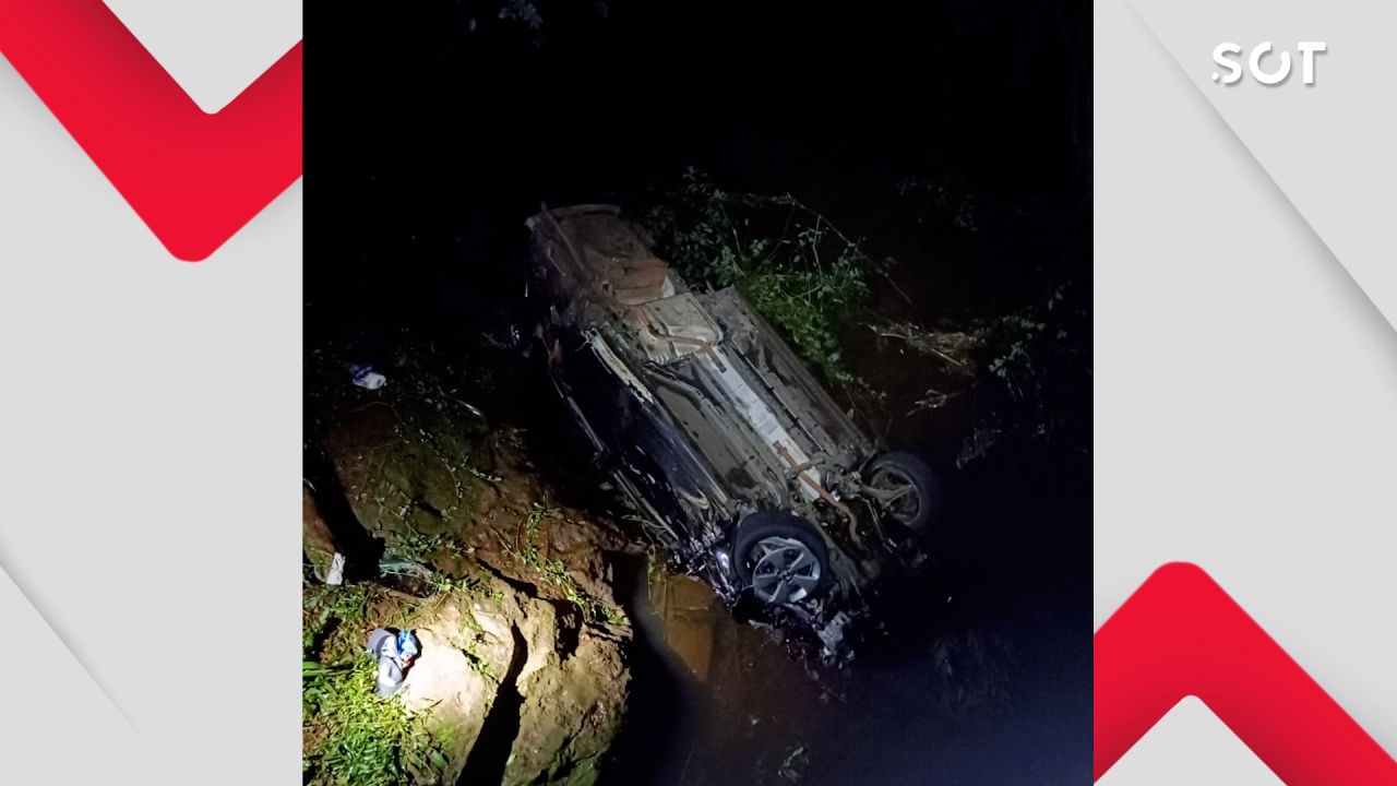Carro cai dentro de rio na PR-180 em Cascavel e deixa dois homens