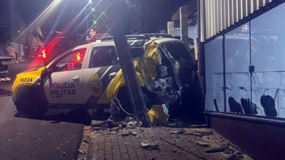 Imagem referente a notícia: Viatura da Polícia Militar bate durante perseguição após disparos em Coronel Vivida