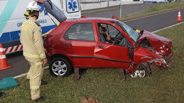 Imagem referente a notícia: Colisão frontal deixa seis feridos e interdita rodovia no Trevo Guarujá, em Cascavel