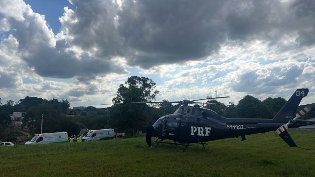 Imagem referente a notícia: Grave acidente na BR-116 mobiliza helicóptero da PRF e deixa ciclista de 71 anos em estado grave em Quitandinha