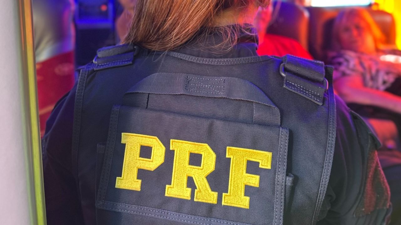 Operação Rosas de Aço: PRF aborda ônibus na BR-277 e alerta mulheres sobre crime que pode dar até 5 anos de prisão
