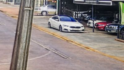 Imagem referente a notícia: Câmera flagra chegada de suspeitos em BMW antes de duplo homicídio em Cascavel
