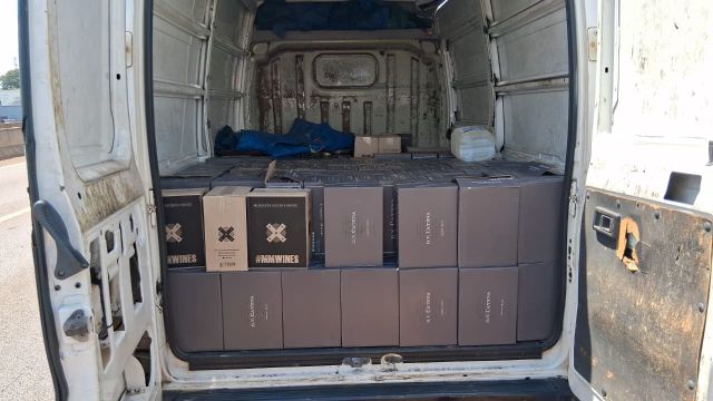 Imagem referente a notícia: PRF intercepta 1.200 garrafas de vinho na BR-369 e apreende carga irregular em Cascavel