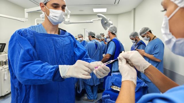Imagem referente a notícia: Paraná já tem 8 aplicações de polilaminina; Ratinho Junior recebe médicos e reforça apoio à pesquisa