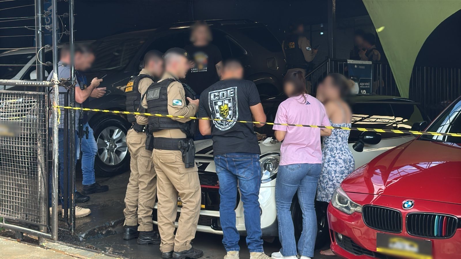 Imagem referente a notícia: Execução: Pai e filho são mortos a tiros dentro de garagem no Bairro Parque São Paulo em Cascavel