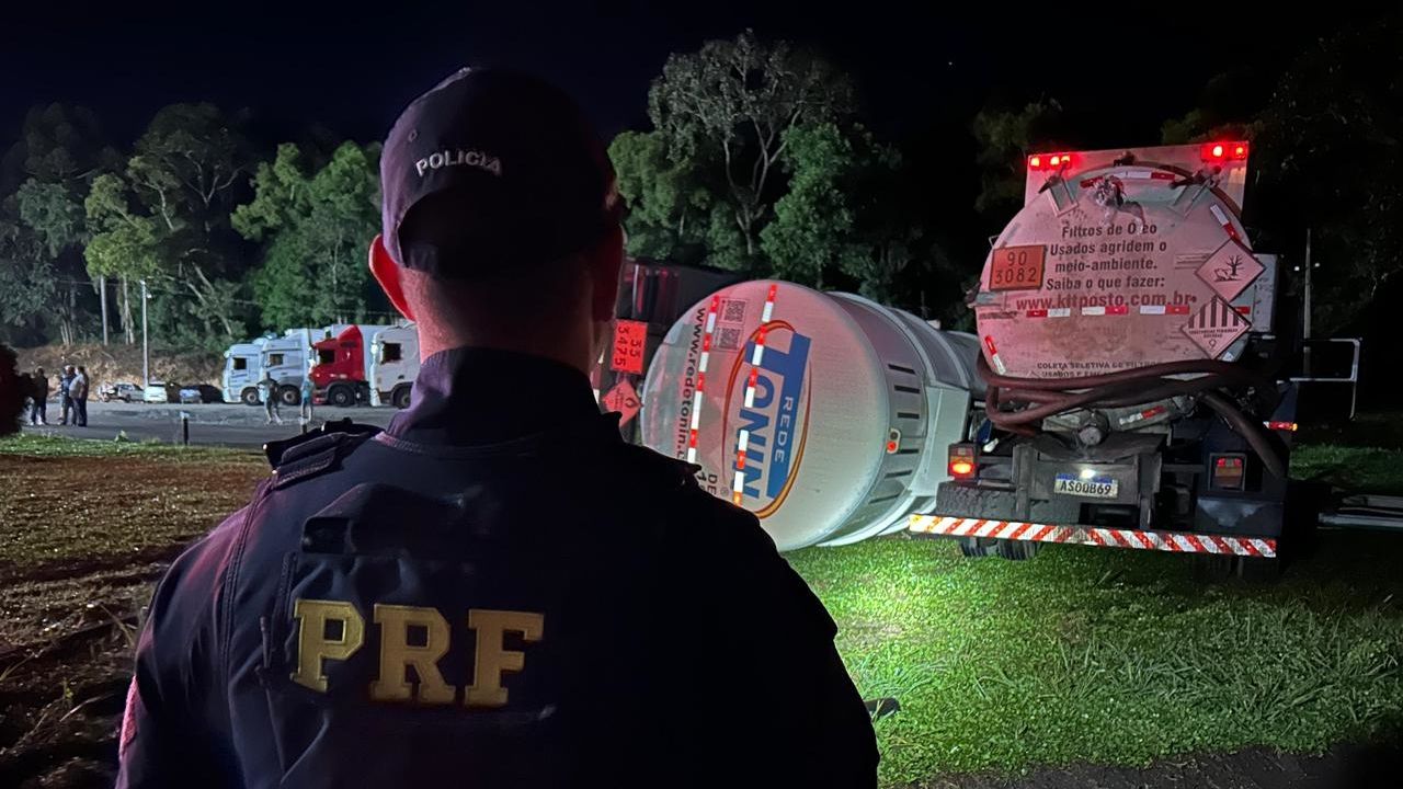 Vazamento de combustível após colisão entre caminhões mobiliza PRF e Bombeiros na BR-277, em Prudentópolis