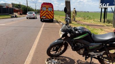 Imagem referente a notícia: Grave acidente entre moto e carro deixa jovem com suspeita de fraturas no Jardim Clarito, em Cascavel
