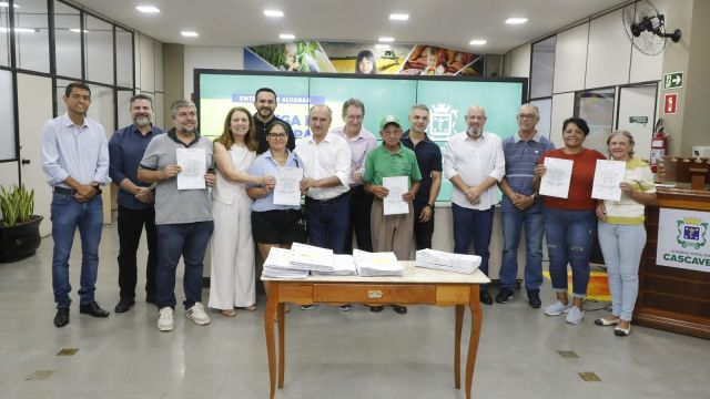 Imagem referente a notícia: Comércio móvel dispara em Cascavel com entrega de 46 novos alvarás e fortalece economia local
