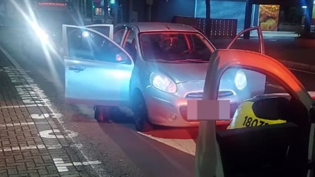 Imagem referente a notícia: Trio é preso com carro furtado trocado por pedras de crack no Centro de Cascavel