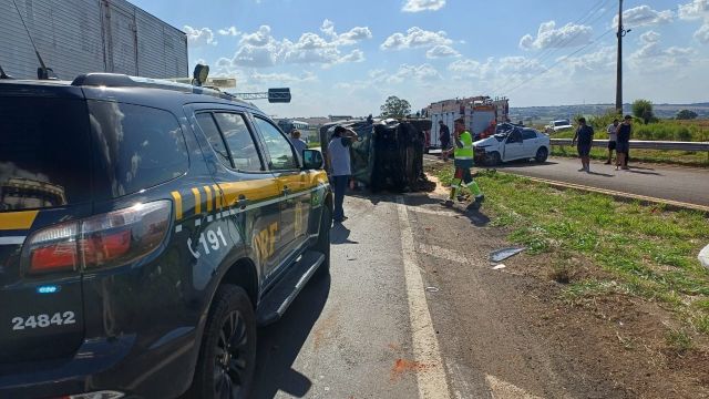 Imagem referente a notícia: Grave acidente com morte na BR-376 em Mandaguari mobiliza PRF, SAMU e Bombeiros