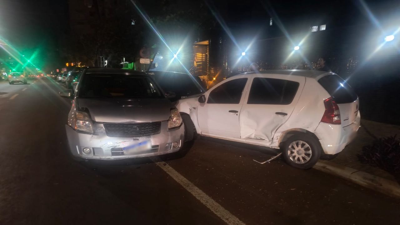Motorista perde controle e provoca forte batida com três carros no Centro de Cascavel