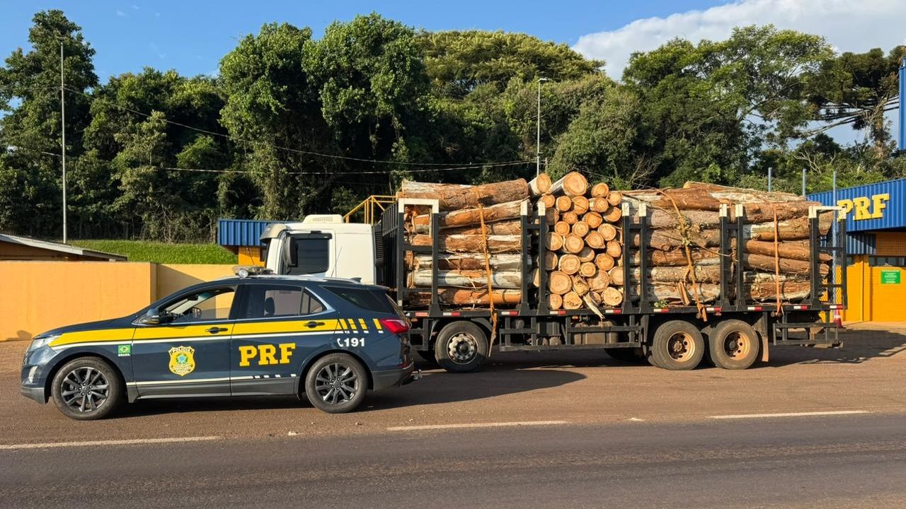 PRF flagra caminhão com 15 toneladas de excesso de carga e motorista com CNH suspensa na BR-277  em Cascavel