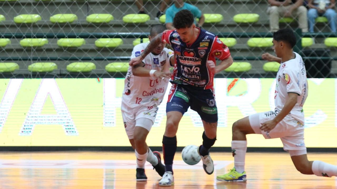 Cascavel Futsal pressiona, cria chances, mas para na defesa do Atlântico na Super Copa Gramado