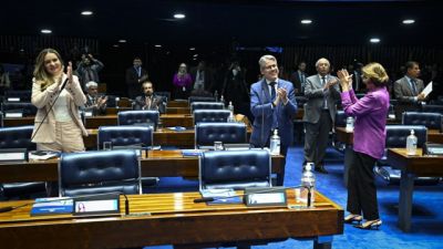 Imagem referente a notícia: Licença-paternidade vai aumentar no Brasil: Senado aprova nova regra e prazo pode chegar a 20 dias