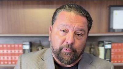 Imagem referente a notícia: Duplo homicídio em Cascavel: defesa diz que pai e filho morreram com a própria arma após luta corporal em garagem