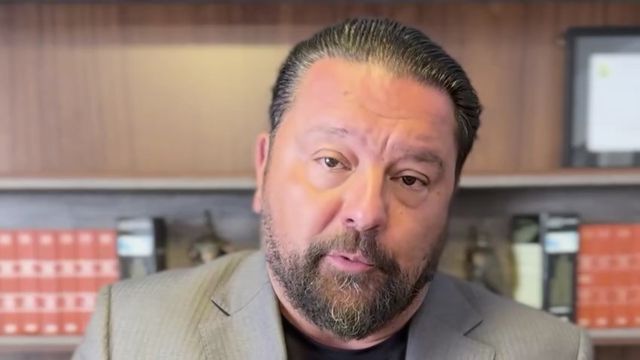 Imagem referente a notícia: Duplo homicídio em Cascavel: defesa diz que pai e filho morreram com a própria arma após luta corporal em garagem