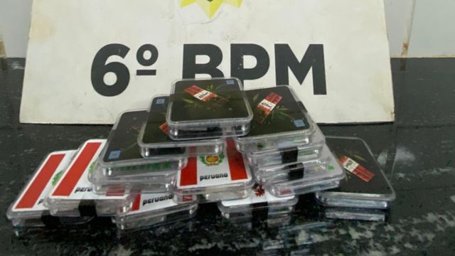 Imagem referente a notícia: Motociclista é preso com drogas durante bloqueio da PM em Cascavel