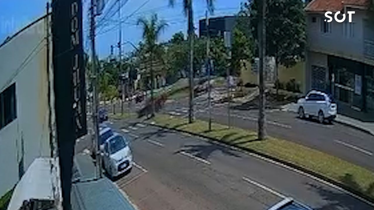 Motociclista fica ferido após colisão com carro no Bairro Coqueiral, em Cascavel; câmera flagra momento do acidente