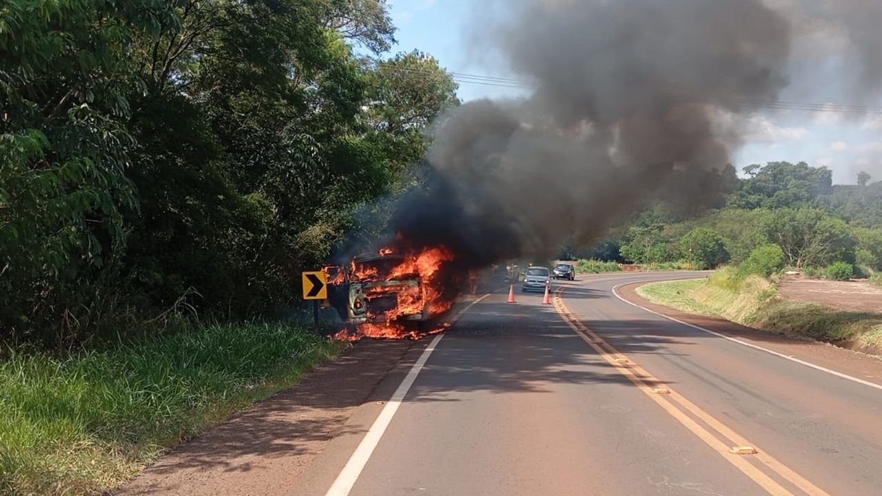 Kombi pega fogo às margens da PR-239 e mobiliza equipes de emergência no Oeste do Paraná