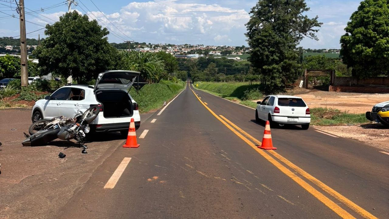 Moto bate na traseira de SUV na PR-317 e motociclista fica ferido em Toledo