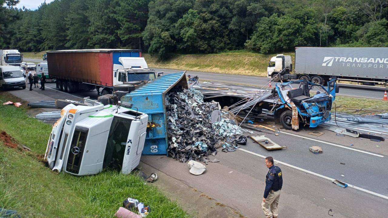 Colisão entre caminhões e carro provoca tombamento e interdita totalmente a BR-116 no sentido Curitiba