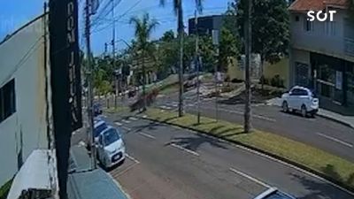Imagem referente a notícia: Motociclista fica ferido após colisão com carro no Bairro Coqueiral, em Cascavel; câmera flagra momento do acidente