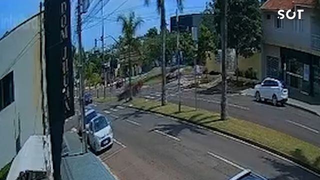 Motociclista fica ferido após colisão com carro no Bairro Coqueiral, em Cascavel; câmera flagra momento do acidente
