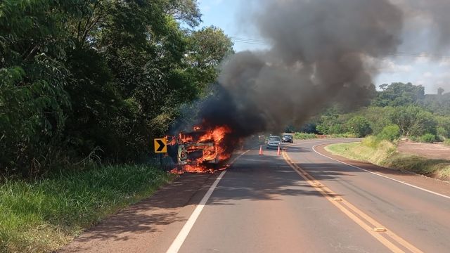 Imagem referente a notícia: Kombi pega fogo às margens da PR-239 e mobiliza equipes de emergência no Oeste do Paraná