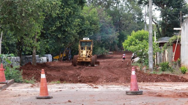 Imagem referente a notícia: Após anos de espera por asfalto, Cascavel Velho recebe trabalho histórico de pavimentação nas ruas Alemanha, Grécia e Portugal