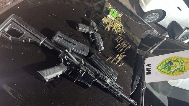 Imagem referente a notícia: Arsenal de guerra é encontrado após abordagem da PM em Matelândia; suspeito é preso com fuzil, pistola e munições