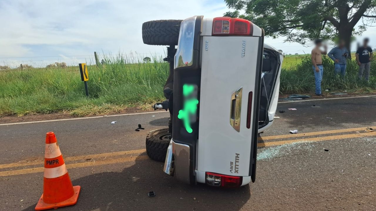 Capotamento na PR-496 deixa passageira ferida e mobiliza socorro em Terra Roxa