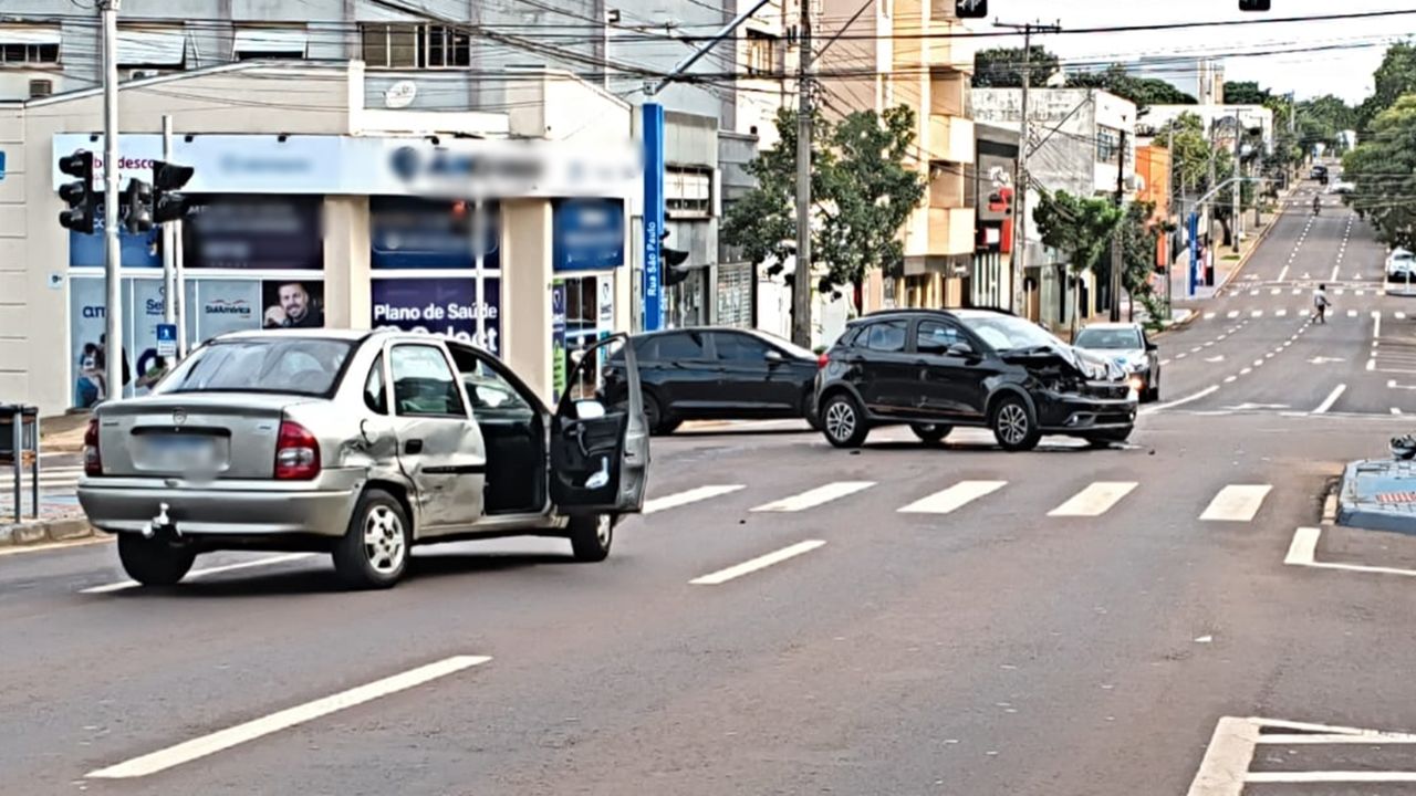 Colisão entre Fiat Argo e Corsa Classic é registrada no centro de Cascavel