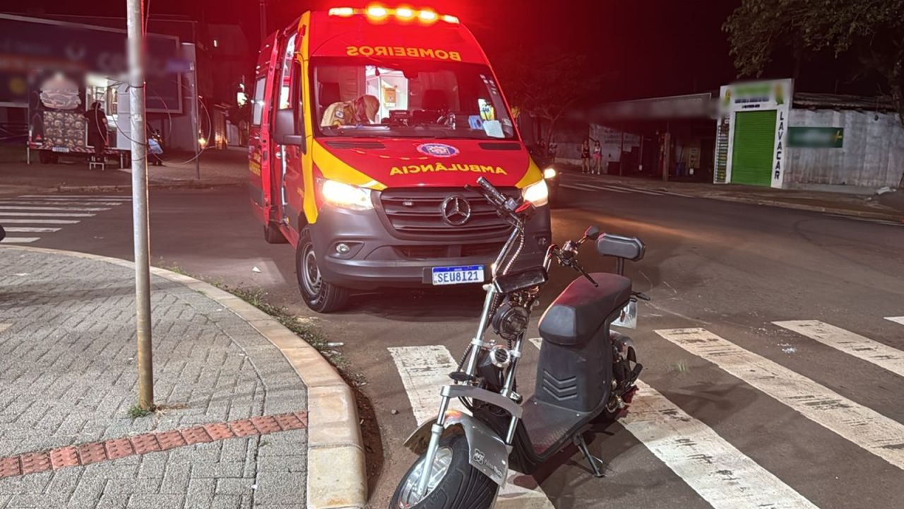 Idoso de 80 anos fica ferido após colisão entre moto e veículo elétrico no Jardim Clarito em Cascavel