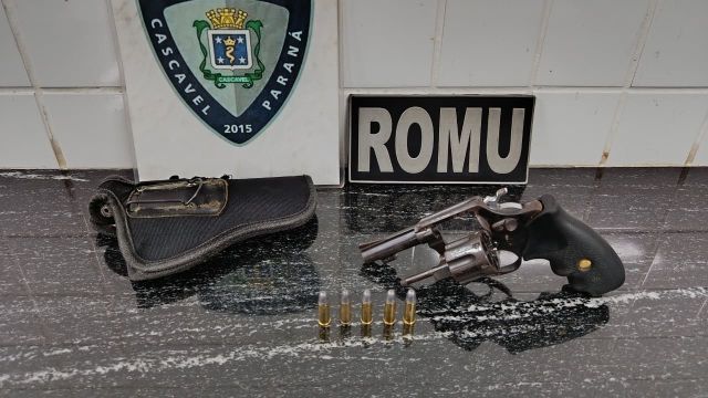 Imagem referente a notícia: Homem é preso com revólver durante abordagem da ROMU, no Jardim Colonial em Cascavel