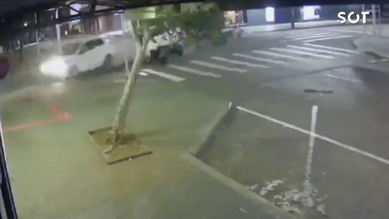 Batida violenta no Centro de Cascavel: câmera flagra carro desgovernado atingindo fachada de loja