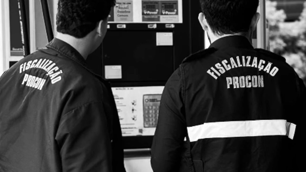 Procon faz operação surpresa em postos de combustíveis de Cascavel para verificar se consumidor está pagando por litros reais