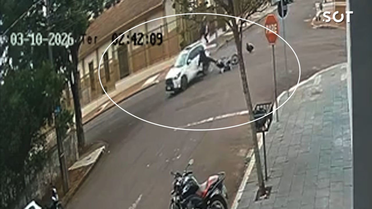 Imagens fortes: Câmera registra batida entre carro e moto que terminou com morte de mulher em Cascavel